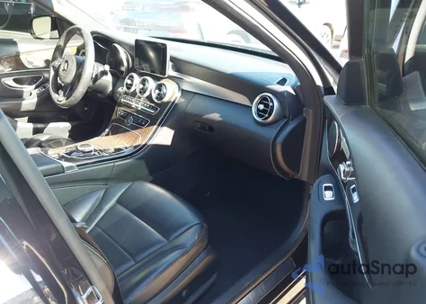 2018 Mercedes-Benz C 300 z USA, uszkodzony, nr VIN 55SWF4JB1JU254995